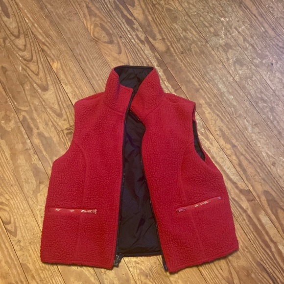 PEACE vest. Reversable.Cozywater repelant. Perfect over a hoodie or sweatshirt. - Picture 3 of 6